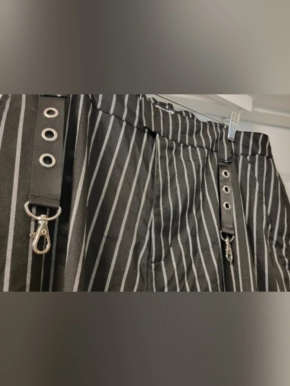 NWOT Hot Topic Black White Pinstripe Wide Leg Pants WITHOUT CHAINS Size 2X - Picture 3 of 5
